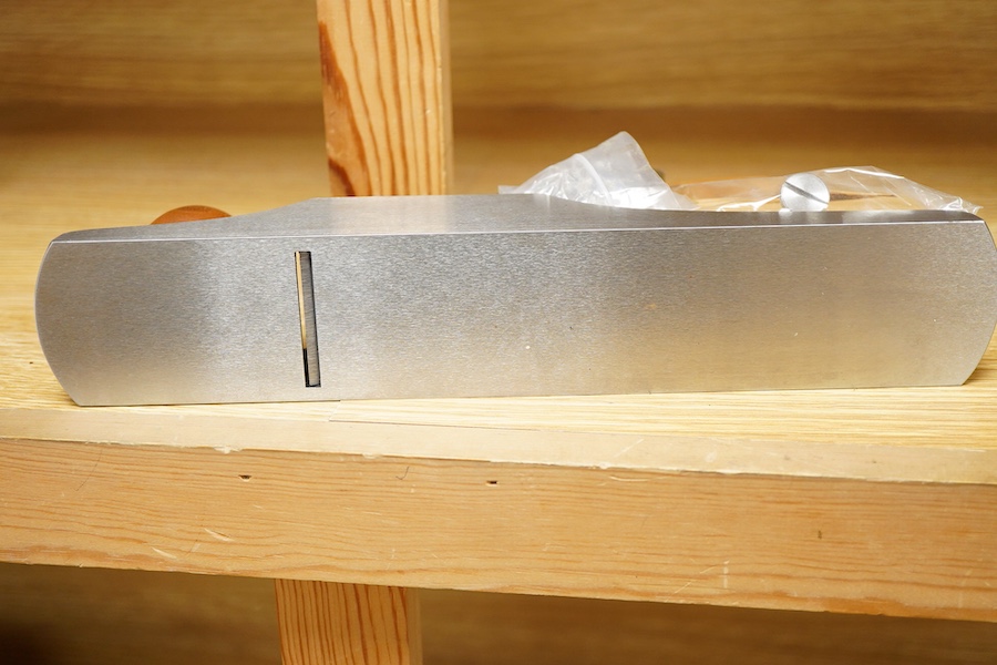 A Lie-Nielsen Toolworks No.5 1/4 smoothing plane, sold in addition with the later version of the chipbreaker